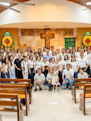 Ejecutivos de Laboratorio Bueso Arias junto a los colaboradores, al final de la Misa de Acción de Gracias por el 75 Aniversario de fundación. 