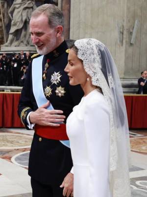 Reina de España deslumbra con vestido blanco en la misa inaugural de León XIV