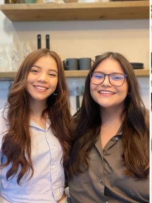 Melanie Zepeda y Katerin Herrera son el alma de Fizzy, una marca que define su pasión por los alimentos que proporcionan bienestar. Conoce la historia de este emprendimiento hondureño que fue uno de los 50 finalistas de la edición 2025 de Girl Boss.