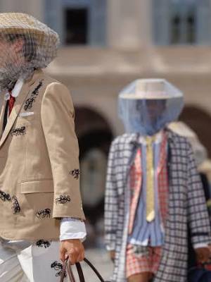 En su show de primavera 2027 durante la Milan Fashion Week de junio, Thom Browne, uno de los diseñadores de moda masculina más remarcables, mezcló el estilo preppy con su propia estética para su nueva colección basada en la película animada de Disney, <i>A Bug’s Life</i>.