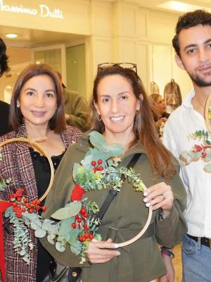 Multiplaza Tegucigalpa y Revista Estilo presentaron “Whispers of Christmas”, una tarde llena de espíritu festivo donde nuestros invitados decoraron sus propias coronas navideñas con la ayuda de Detox Creativo para llevar la magia a sus hogares. En la foto: José Vargas, Sandra Noguera, Gabby Zelaya y Mario Menpez.