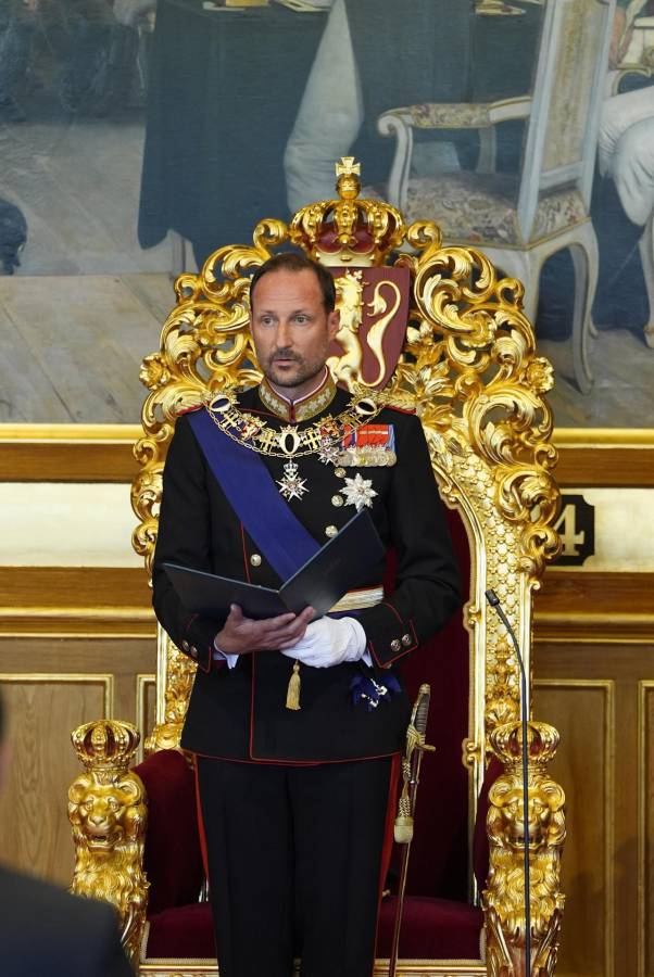 El Rey Haakon VIII jura lealtad a la Constitución de Noruega