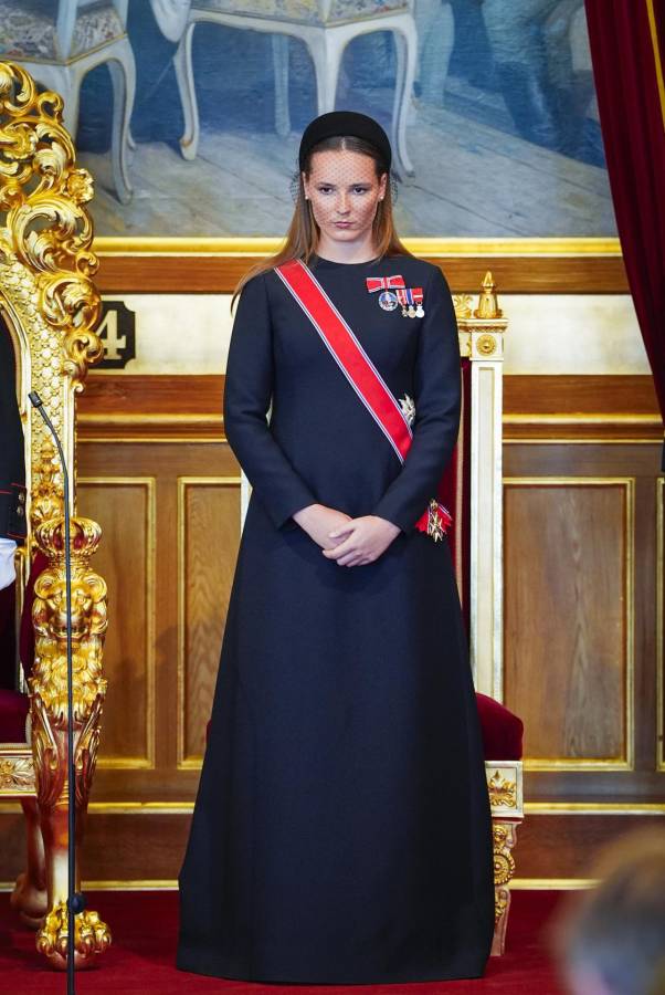 El Rey Haakon VIII jura lealtad a la Constitución de Noruega