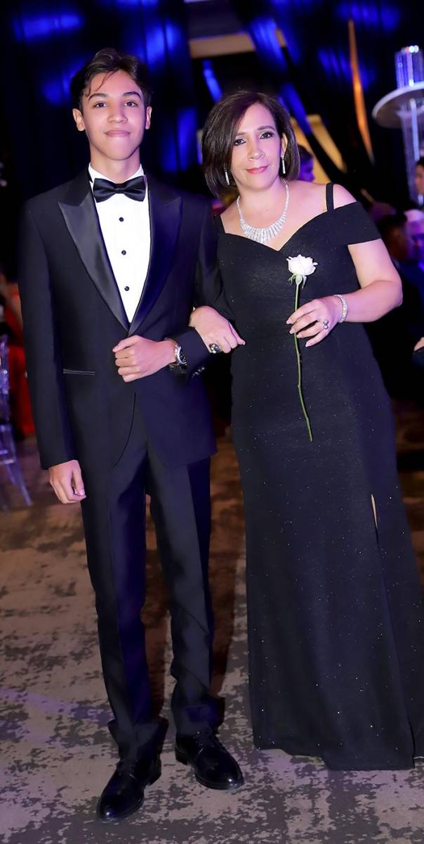 Joel Alejandro López con su madre Amelia Maradiaga