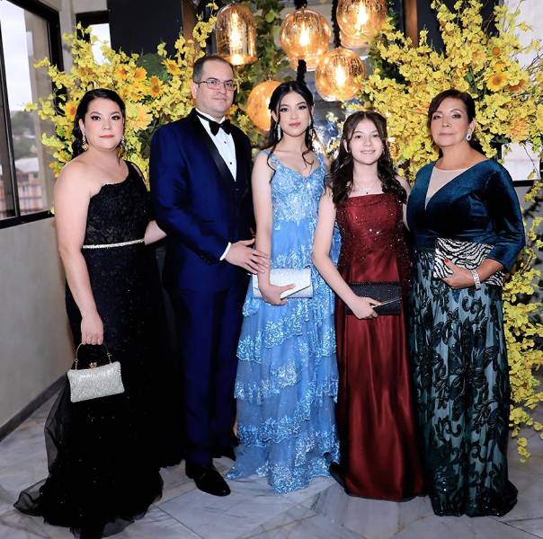 Los seniors 2025 de La Estancia School celebraron su prom night con un carnaval inolvidable, lleno de color, emoción y sorpresas. La fiesta se extendió hasta altas horas de la noche, entre risas, nostalgia y recuerdos que llevarán consigo para siempre.