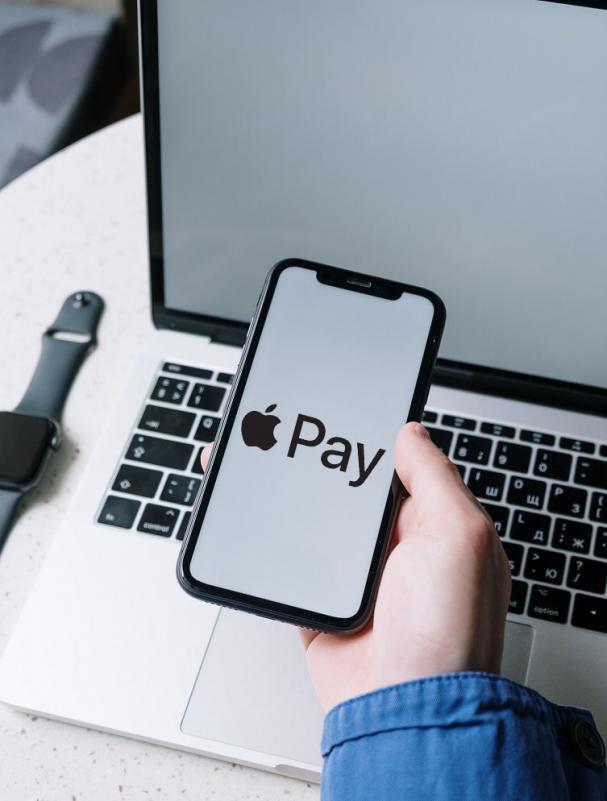 Agregar tarjetas de crédito o débito compatibles a la aplicación Wallet es el primer paso para comenzar a utilizar Apple Pay. Una vez agregadas, los usuarios pueden realizar compras en tiendas físicas o aplicaciones simplemente acercando su dispositivo al lector de tarjetas o al terminal de pago y autenticando la transacción con su huella dactilar o reconocimiento facial.
