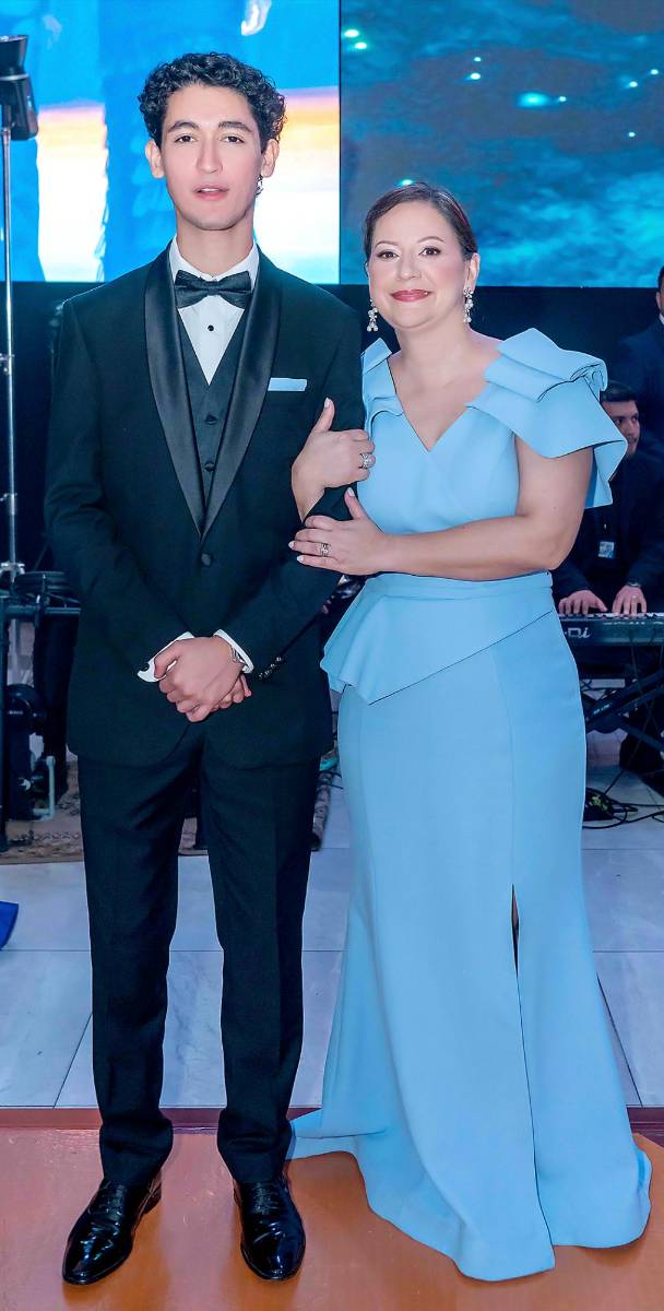 Desfile de Padres e Hijos en la gala de graduación de la Escuela Internacional Sampedrana 2026