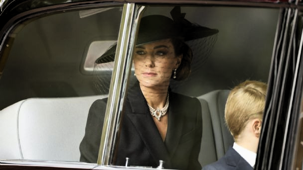 Kate Middleton rinde homenaje a la reina Isabel II