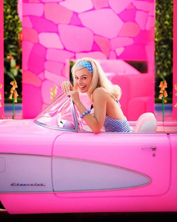 El 2023 estuvo lleno de éxitos cinematográficos, pero ninguno alcanzó el impacto de Barbie. Esta película, además de ser la más taquillera del año, creó un movimiento rosa y se convirtió en una comfort movie para las mujeres de todo el mundo que se vieron reflejadas en la lucha de Barbie. Desde el poderoso discurso de América Ferrera hasta las fabulosas prendas de Barbie y su extraordinaria banda sonora, Barbie realmente cautivó al mundo. Ahora, esta cinta está compitiendo como Mejor Película en los Premios Óscar 2024, por eso, te traemos todo lo que debes conocer sobre ella.