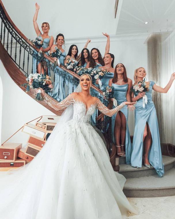 ¡Como de cuento de hadas... en Hollywood! Así fue la boda de Lele Pons y Guaynaa. Los esposos se dieron el “sí, acepto” en Miami, en una ceremonia repleta de estrellas, muchísimos de ellos latinos. Aquí te dejamos una lista de todas las celebridades que asistieron a este magnífico y romántico evento.