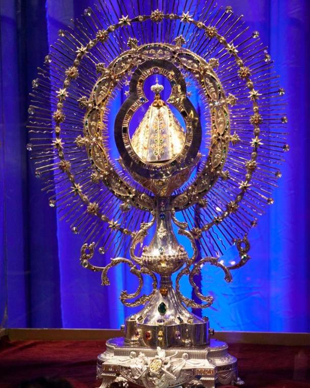 Rodeada de un hermoso resplandor destaca la humilde pero hermosa imagen de la Virgen de Suyapa que hoy conmemora el 276 aniversario de su hallazgo. Foto cortesía Suyapa Medios.