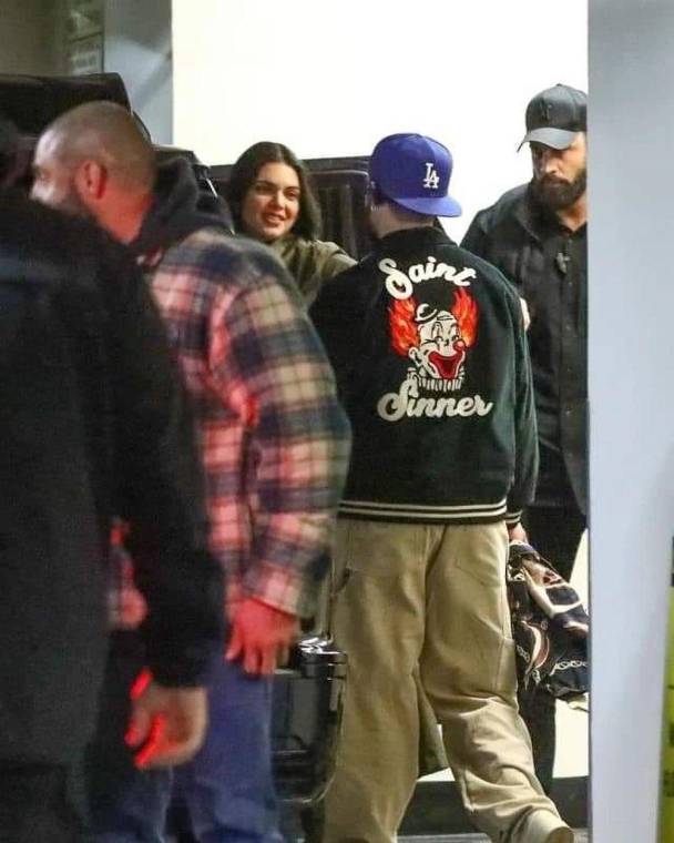 Solo han pasado tres meses desde que inició 2023, y ya apareció la pareja del año: Kendall Jenner y Bad Bunny, quienes confirmaron su relación gracias a las fotos que tomaron los paparazzis besándose en Los Ángeles. ¡Realmente Benito hace lo que le da la gana! Y las redes sociales no se callaron al respecto. Por eso, aquí te dejamos nuestros memes favoritos para reirte un poco.