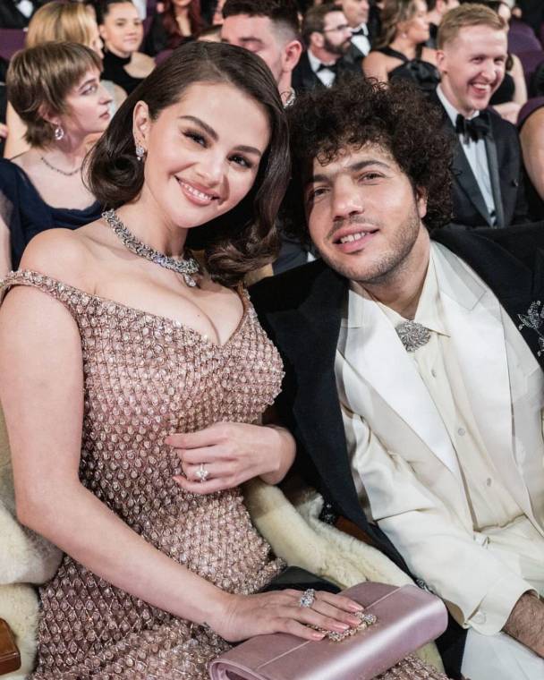 Más allá de la alfombra roja y los discursos emotivos, los Premios Óscar 2025 estuvieron llenos de momentos inolvidables tras bambalinas. Desde risas entre colegas hasta reencuentros inesperados, el backstage del Dolby Theatre fue testigo de instantes mágicos que solo unos pocos pudieron presenciar. Aquí te mostramos algunos de ellos.