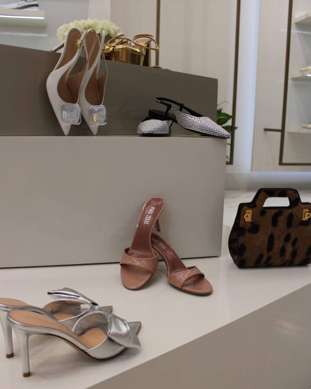 El amor está en el aire y también en cada detalle de tu outfit. San Valentín es la excusa perfecta para consentirte o sorprender a esa persona especial con un obsequio que refleje elegancia y exclusividad. Bellagio, la boutique de lujo ubicada en Mall Multiplaza Tegucigalpa, es el destino definitivo para quienes buscan calzado y accesorios de las firmas más codiciadas del mundo. Desde los icónicos sneakers de Golden Goose hasta los sofisticados stilettos de Gianvito Rossi, cada pieza cuenta una historia de sofisticación y buen gusto.