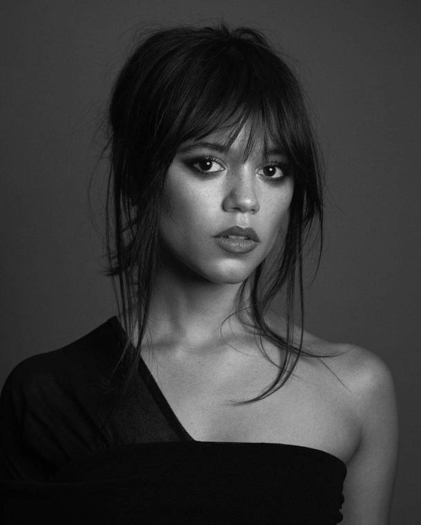 Tras su increíble interpretación en Merlina, Jenna Ortega se ha catapultado como una de las estrellas jóvenes más adoradas en Hollywood. Como sabemos que quieres conocer más sobre esta actriz, aquí te traemos algunos datos interesantes que probablemente te sorprenderán.
