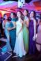 La clase 2026 de la Escuela Internacional Sampedrana vivió una noche cargada de emoción durante su esperada Prom Night, una celebración que marcó el cierre de su etapa escolar y el inicio de nuevos sueños universitarios. Los 130 seniors se dieron cita en el salón Palestina del Club Hondureño Árabe, escenario que se transformó en un vibrante universo inspirado en el icónico juego Monopoly, donde cada detalle fue pensado para convertir la velada en un recuerdo inolvidable. Entre glamour, música y una atmósfera llena de alegría, los futuros universitarios desfilaron por la red carpet luciendo sofisticados atuendos formales, mientras compartían una de las noches más especiales de su generación. En la foto: Noor Bendeck, Ivanna García, Sara Castillo, Carla Cordova y Fiorella Inestroza.