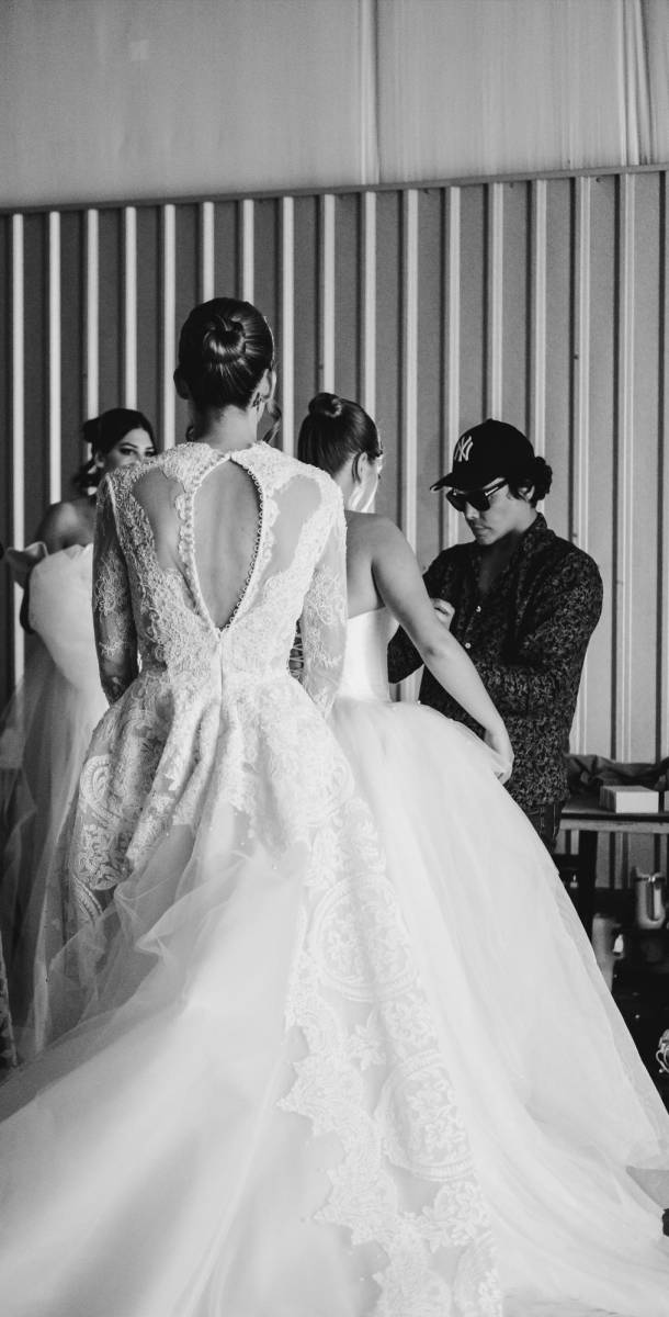 Guillermo Pharis prepara en backstage los detalles previo a la pasarela