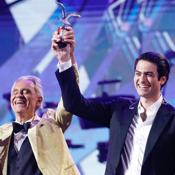 Matteo Bocelli actuó junto a su padre durante el concierto de casi dos horas, en Viña del Mar, donde su padre recibió Gaviotas de Oro y Plata