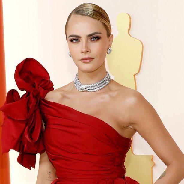 Cara Delevingne en la gala de 2023 fue la mejor vestida de la premiación con su total look rojo que acompañó con unos pendientes y una gargantilla de diamantes blancos de Bulgari valorado en 1 millón de dólares. 