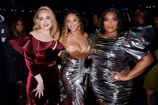 Recientemente, las personas empezaron a notar que las celebridades siempre agredecían a Beyoncé cuando recibían un premio, especialmente si competían contra la cantante. Ese fue el caso de Lizzo en los Grammy 2023 y Adele en 2017. También salió a la luz un video de Britney Spears dándole las gracias a la Queen B en una premiación. Con esto surgió la pregunta: ¿cómo parece estar siempre en los discursos de aceptación de otros artistas?