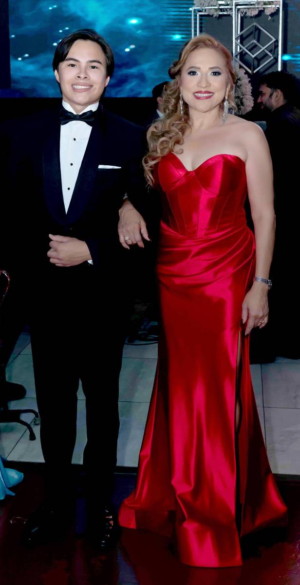 Desfile de Padres e Hijos en la gala de graduación de la Escuela Internacional Sampedrana 2026