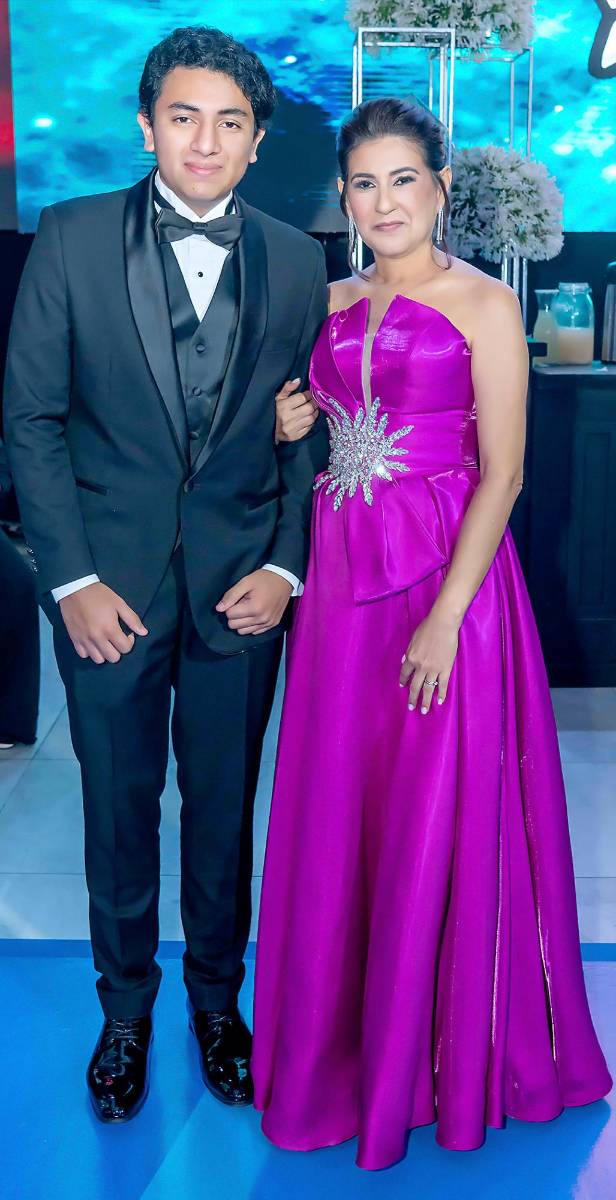 Desfile de Padres e Hijos en la gala de graduación de la Escuela Internacional Sampedrana 2026