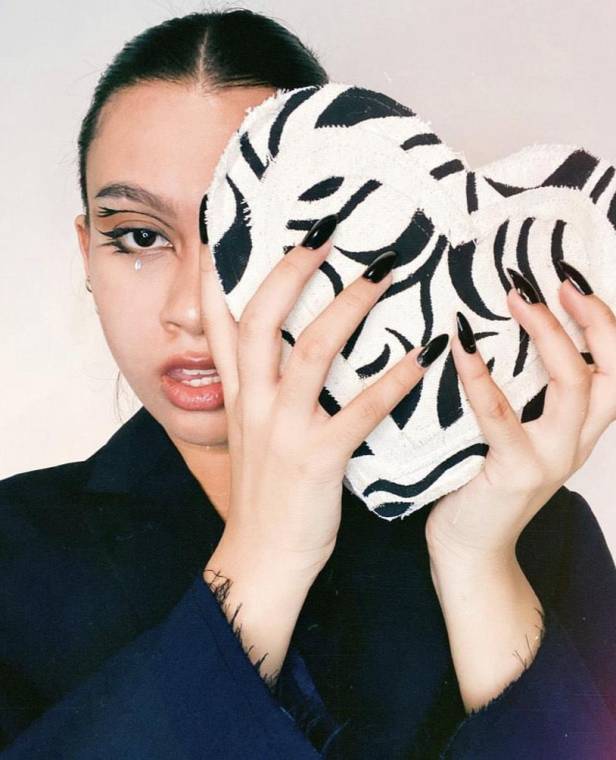 Cuando Liena Barahona hizo su debut como diseñadora emergente en Estilo Moda 2019, no se imaginó cuánto cambiaría su mundo. Su clara pasión por la moda encantó al público, dándole un empujón para seguir aprendiendo. En 2021 volvió a las pasarelas de Estilo Moda, esta vez como egresada de la carrera de Diseño de Modas y con una estética urbana fascinante, ganándose fácilmente los corazones de los asistentes. Ahora esta joven de 24 dirige su propia marca, <a rel=nofollow href=https://www.instagram.com/lienabarahona/>LIE</a>, y estudia Estilismo de Moda en España. En este Día de la Mujer, queremos celebrar a esta hondureña y conocer un poco más de ella.
