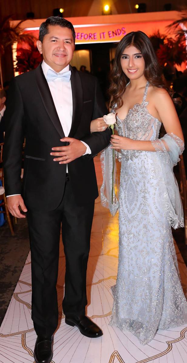 Paula Pineda su padre Henry Gudiel. 
