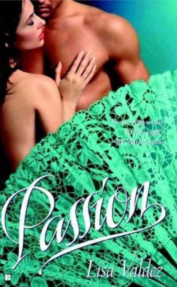 “Passion” de Lisa Valdez.En la Inglaterra de la era victoriana, Elizabeth Dare lleva una vida apacible como viuda hasta que su rutina se ve alterada por el encuentro con Mark Randolph Hawkmore, un noble con un pasado enigmático. Lo que comienza como un casual encuentro en el Crystal Palace se convierte en una intensa historia de amor. Mientras ambos se entregan a una pasión avasalladora, deben enfrentar los desafíos de sus vidas, sus secretos y las restricciones impuestas por la sociedad rigurosa de la época. “Passion” relata una historia de deseos, redención y el poder transformador del amor verdadero.