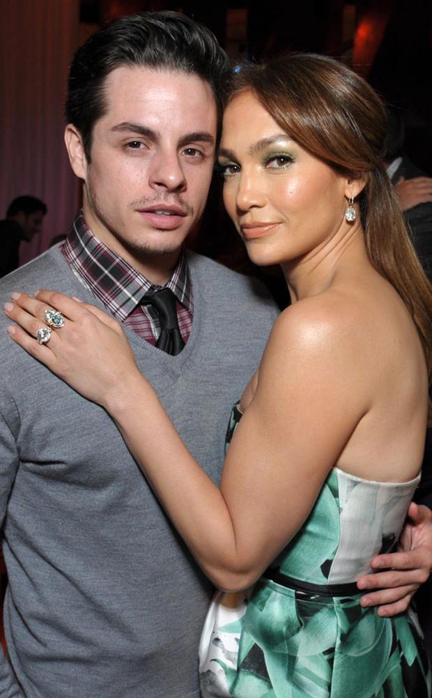 Poco después de su separación con Anthony, la cantante inició una relación con su bailarín de respaldo Casper Smart, a quien incorporó como director creativo de su residencia en Las Vegas, “All I Have”. Sin embargo, en 2014, la pareja enfrentó una crisis cuando “The Dirty” afirmó tener pruebas de que Smart había estado intercambiando mensajes y fotos con otra mujer. Aunque tomaron rumbos separados en junio de ese año, continuaron con una relación intermitente antes de separarse definitivamente en 2016.