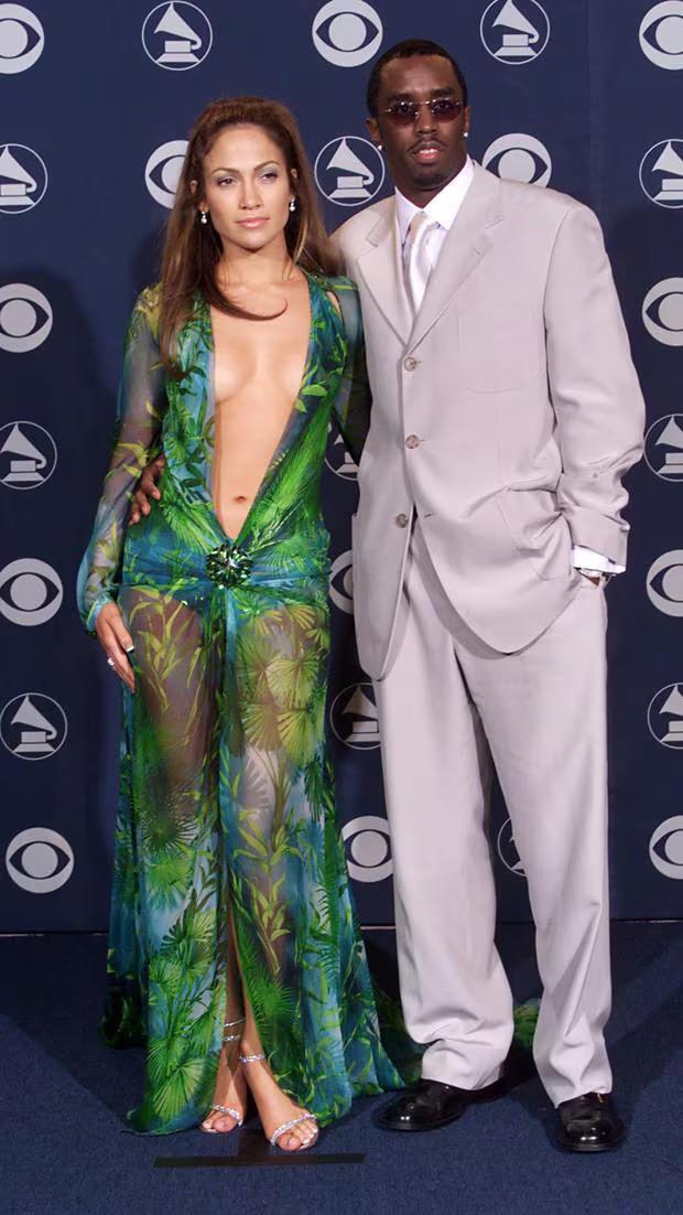 La Diva del Bronx y Sean Combs comenzaron su romance en 1999, tras encontrarse en el set de grabación de un vídeo musical. Sin embargo, su relación llegó a su fin en 2001. En una entrevista posterior, López reveló que durante su tiempo juntos, el rapero le había sido infiel. A pesar de esto, en 2017, Sean expresó su admiración por JLo, describiéndola como uno de sus amores más grandes. 