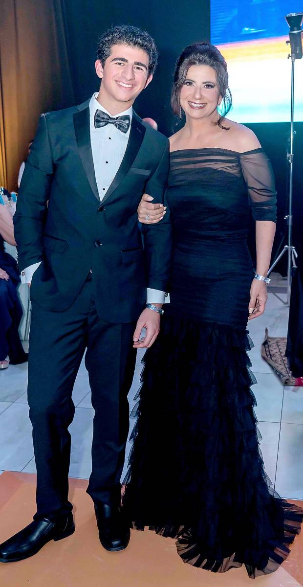 Desfile de Padres e Hijos en la gala de graduación de la Escuela Internacional Sampedrana 2026
