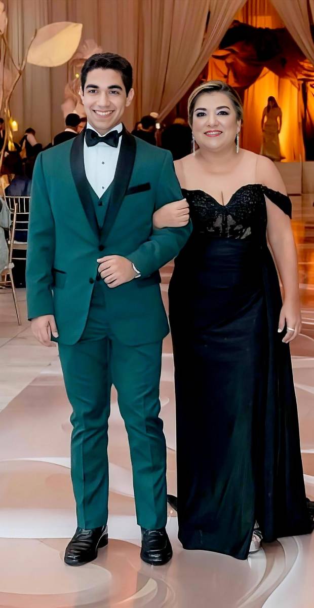 Diego Felipe González Galo con su madre Claudia Galo. 