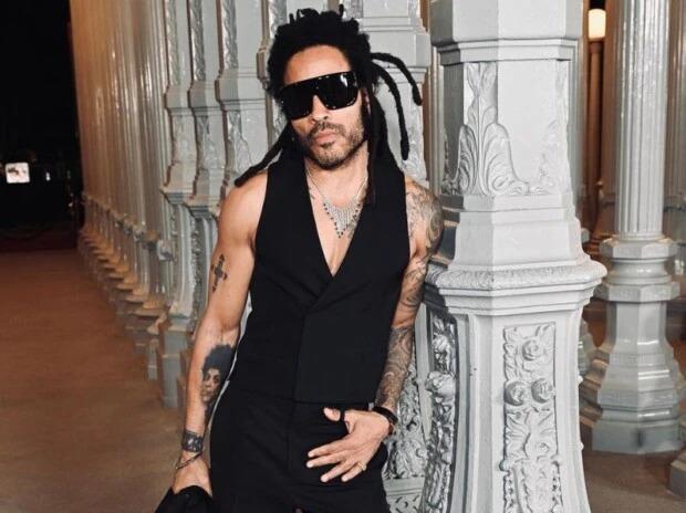 Lenny Kravitz, en una entrevista, reveló que ha mantenido el celibato durante los últimos nueve años, esperando encontrar a la persona adecuada. Esta decisión, que ha causado revuelo en los medios y redes sociales, tiene fundamentos filosóficos y morales. Inspirado por una predicción de su padre y su propio comportamiento tras divorciarse de Lisa Bonet, Kravitz decidió evitar convertirse en alguien que juega con los sentimientos ajenos. “Me estaba convirtiendo en alguien que no quería ser, asumir la responsabilidad y mantener la disciplina fueron claves para mí”, explicó el músico.