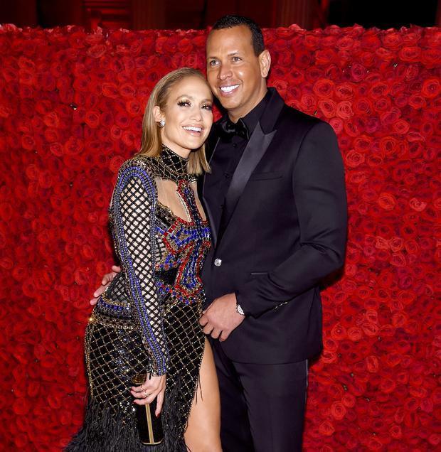 Jennifer López y Alex Rodríguez se cruzaron por primera vez en un juego de los Yankees en 2005, aunque en ese entonces ambos estaban casados con otras personas. No fue hasta 2017 que reavivaron su amistad y comenzaron a salir. Después de cuatro años juntos, anunciaron su compromiso a través de Instagram. Tenían planes de casarse en el verano de 2020, pero debido a la pandemia de COVID-19, pospusieron la fecha de la boda en dos ocasiones y finalmente decidieron cancelar su compromiso en 2021 tras supuestos rumores de infidelidad del beisbolista.