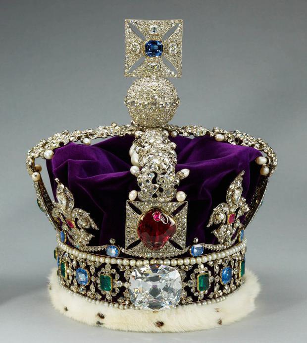Corona ImperialSimboliza la soberanía del monarca y la llevan puesta el rey o reina luego de ser investidos. Se utiliza en ceremonias de inicio de nuevas legislaturas parlamentarias.