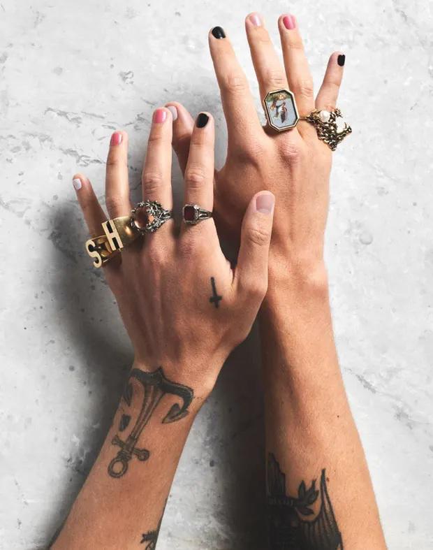  La primera empresa comercial de Styles incluye una gama de esmaltes de uñas, un primer suero iluminador y un aceite para ojos y labios de doble propósito. 