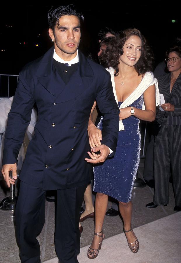 La estrella se casó en febrero de 1997 con Ojani Noa, un mesero cubano, pero su amor duró muy poco. Aunque las razones exactas de su separación no han sido completamente claras, se han especulado sobre conflictos personales y diferencias irreconciliables como posibles causas. Tras su divorcio, Noa intentó comercializar un video íntimo de su matrimonio, no obstante, Jennifer tomó medidas legales para detener la publicación del video y se involucró en una batalla legal con Noa para proteger su privacidad.