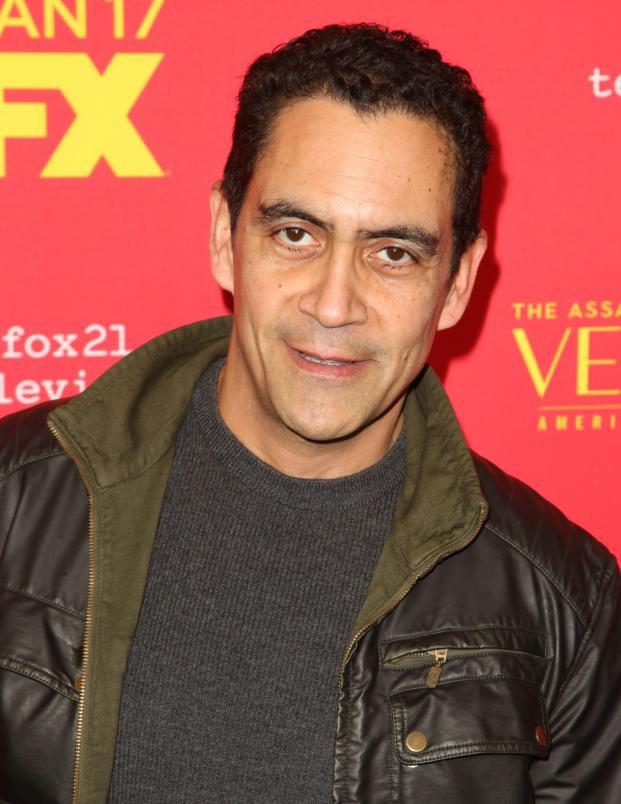 José Zúñiga, originario de Tegucigalpa, se mudó a Nueva York a los siete años, pero luego se trasladó a Los Ángeles para perseguir su sueño de convertirse en actor. Comenzó su carrera en el teatro y, desde entonces, ha incursionado en una amplia variedad de películas y series de televisión, consolidando su presencia en la industria del entretenimiento. El intérprete aparece en “Sound of Freedom”, una de las 10 películas más taquilleras del año en los Estados Unidos, y en el éxito de Netflix “Griselda”.