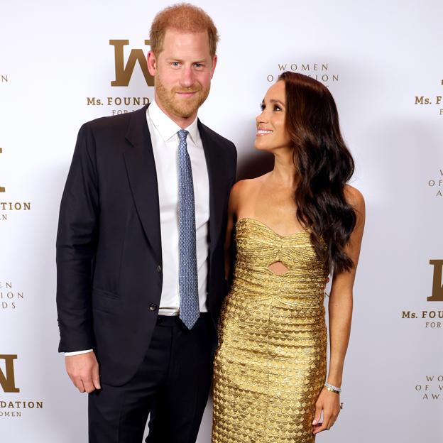 El príncipe Harry acompañó a su esposa Meghan a la gala en la que <a rel="nofollow noopener noreferrer" href="https://elpais.com/sociedad/2021-10-17/gloria-steinem-el-autoritarismo-comienza-con-el-control-sobre-el-cuerpo-de-las-mujeres.html" target="_blank">Gloria Steinem</a>, activista feminista y cofundadora de Ms. Foundation For Women, entregó a la duquesa el premio Women of Vision por “su defensa global para empoderar y abogar en nombre de las mujeres y las niñas”. 