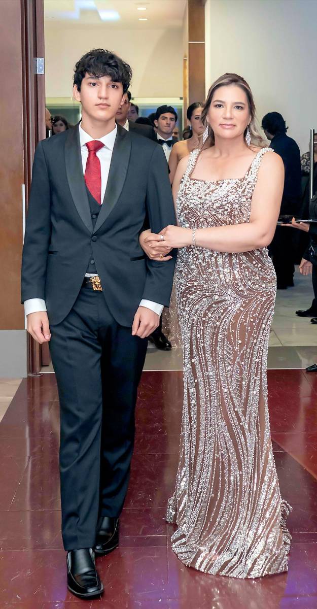 Desfile de Padres e Hijos en la gala de graduación de la Escuela Internacional Sampedrana 2026