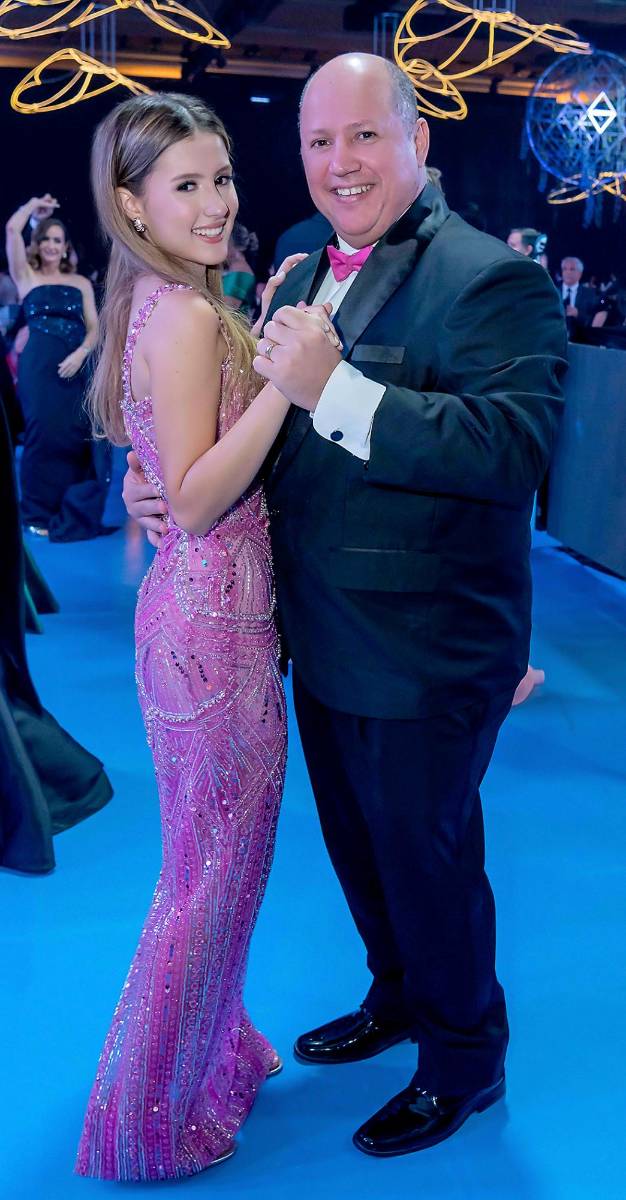 Desfile de Padres e Hijos en la gala de graduación de la Escuela Internacional Sampedrana 2026