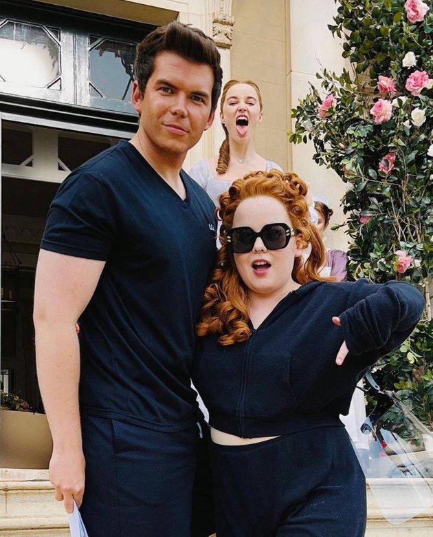 En esta nueva temporada Nicola Coughlan y Luke Newton han admitido que durante la grabación de las escenas más ‘hot’ llegaron a<b> </b>romper un mueble. “tenemos buenas relaciones con Luke, somos compañeros y amigos”