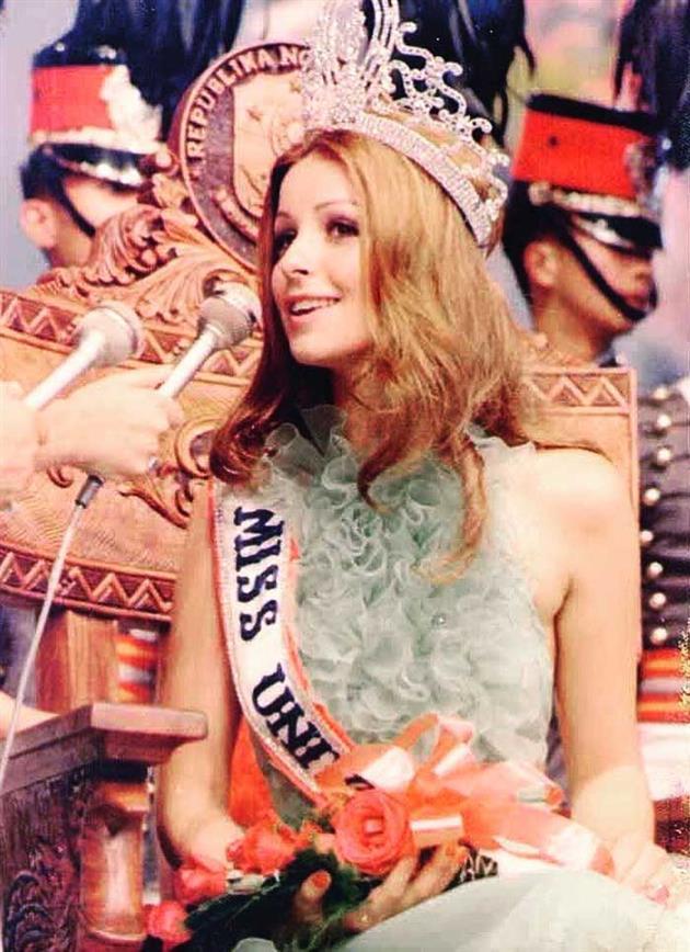 <b>Amparo Muñoz renuncia al título de Miss Universo</b>En 1973, Amparo Muñoz, la representante de España, ganó el título de la mujer más bella del universo, brindando un triunfo a su país. Sin embargo, desde el principio, su reinado estuvo envuelto en escándalos y controversias. Se negó a seguir el protocolo de Miss Universo y denunció que la institución la explotaba con fines lucrativos. Apenas seis meses después de recibir el premio, rechazó un viaje a Japón y renunció al título de Miss Universo.