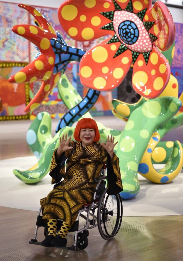 La artista japonesa Yayoi Kusama posa con esculturas de su serie Flowers that Bloom at Midnight y Flowers that Bloom Tomorrow en el National Art Center en Tokio, Japón en 2017 EFE/EPA/FRANCK ROBICHON