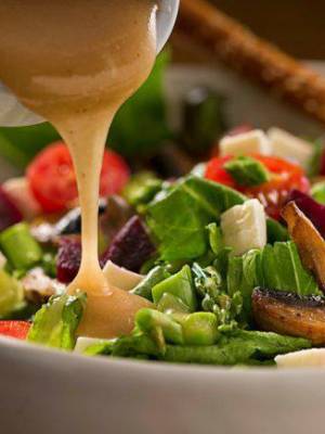 Las reinas de las ensaladas son las vinagretas. Una simple ensalada de lechuga, tomate y cebolla puede convertirse en un plato de lujo si le agregas la vinagreta de tu preferencia.