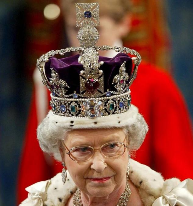 La corona, que pesa aproximadamente 1,06 kg y que acompañó el ataúd de la eterna monarca, es una adaptación de la que utilizó el rey Jorge VI. Para que Isabel II pudiera utilizarla desde 1953, se redujo el diámetro de la cabeza y se bajaron los arcos para darle apariencia femenina. 