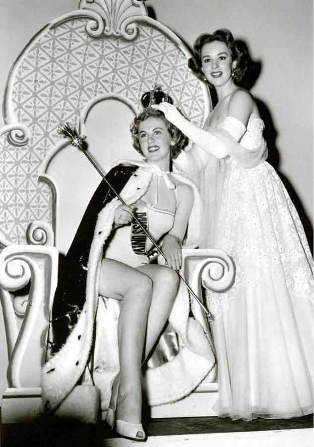 La ganadora del primer Miss Universe fue Armi Kuusela de Finlandia, quien fue coronada a los 17 años por la actriz Piper Laurie