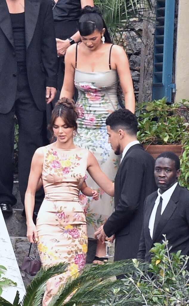 Kendall y Kylie llegando a la ceremonia. 