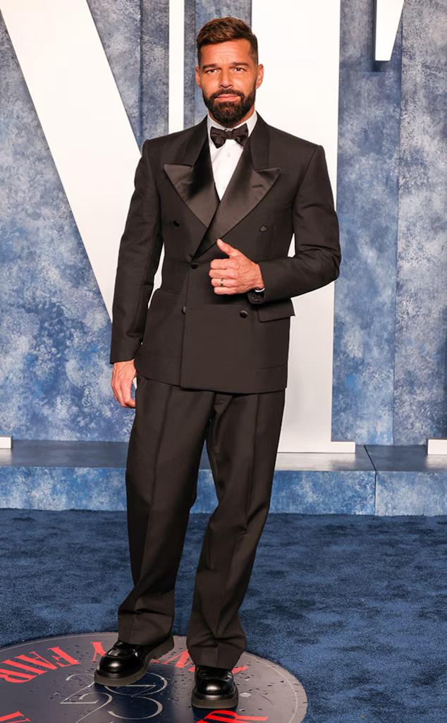 <b>Ricky Martin</b>El cantante puertorriqueño se presentó a la fiesta de Vanity Fair con un traje estilo smoking en color negro.